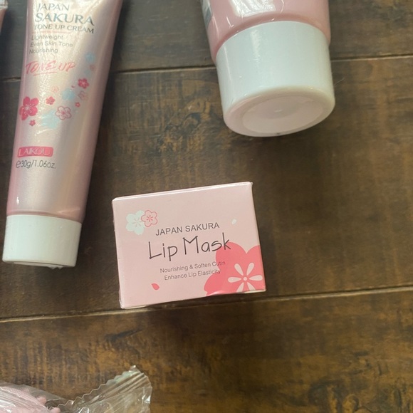 Sakura Skincare Set - Picture 8 of 9